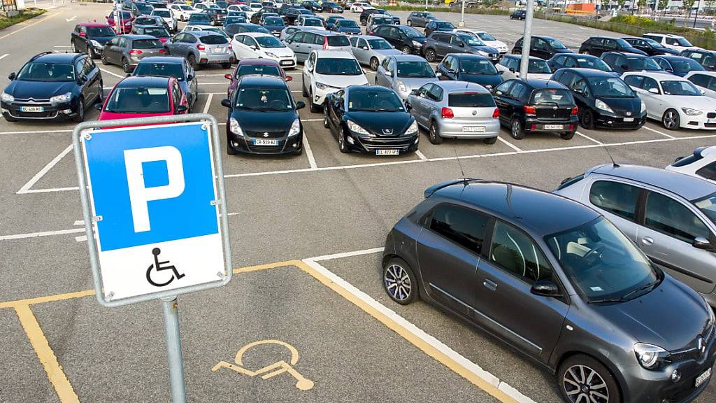 Wer im Kanton St. Gallen mit dem Auto zur Arbeitsstelle pendelt, kann künftig in der Steuererklärung höhere Aufwendungen abziehen. (Symbolbild)