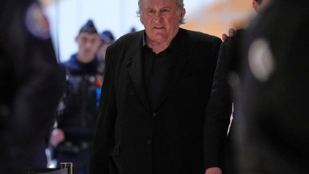 ARCHIV - Der Schauspieler Gérard Depardieu im Prozess wegen sexueller Belästigung zweier Frauen bei Dreharbeiten 2021. Foto: Aurelien Morissard/AP/dpa