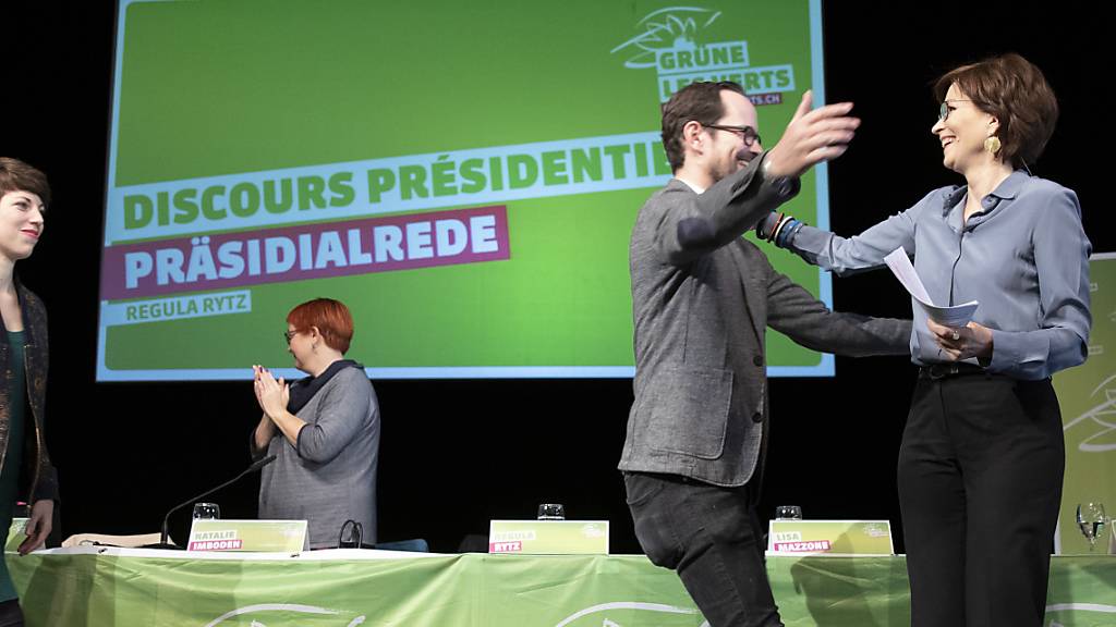 Viel Freude bei den Grünen: Die Delegierten feierten ihre Präsidentin Regula Rytz (rechts) an ihrer Versammlung in Bern. Eines sei nach den Wahlen klar, rief diese in den Saal: «Grüne gehören in den Bundesrat.»