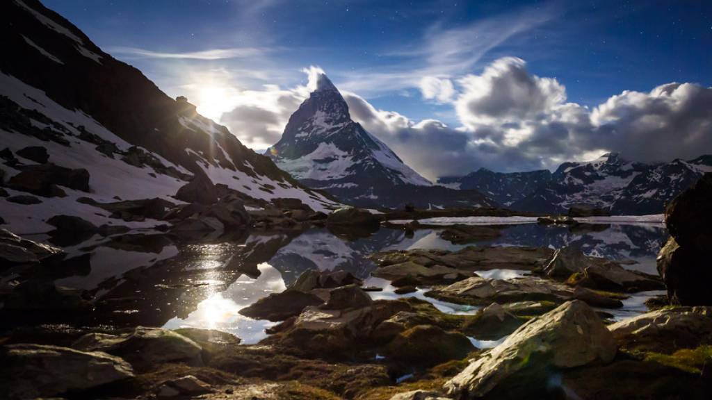 Mondaufgang am Matterhorn: Doch der Mond kann mehr, als nur das Gemüt erfreuen. Beispielsweise lenkt er den Menstruationszyklus und den Schlaf, wie Forscher jetzt bewiesen haben wollen. (Symbolbild)