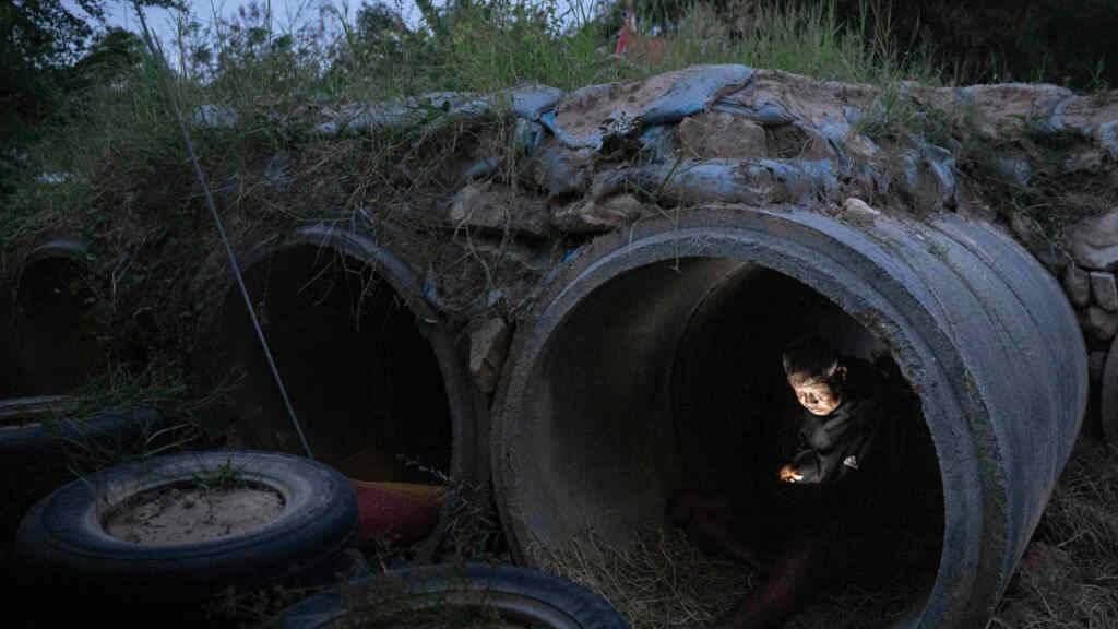 dpatopbilder - Ein Einwohner sucht Schutz in der thailändischen Provinz Buriram. Foto: Wason Wanichakorn/AP/dpa