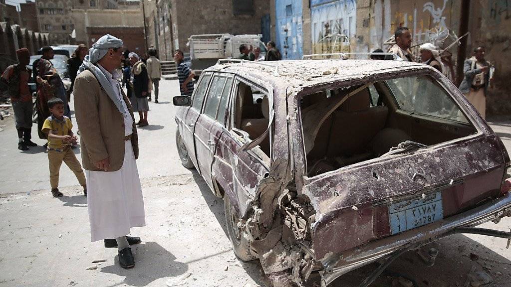 Beschädigtes Fahrzeug nach einem saudi-arabischen Luftangriff auf Jemens Hauptstadt Sanaa. Laut der Entwicklungsorganisation Oxfam bahnt sich im Bürgerkriegsland eine humanitäre Katastrophe an.
