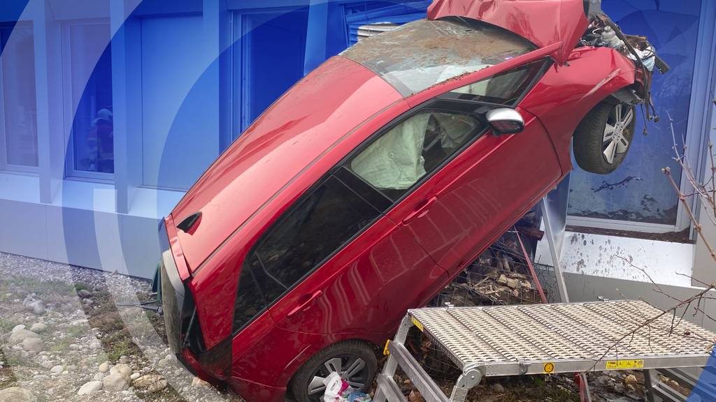 Senior kracht mit seinem Auto ins Gemeindehaus von Villigen