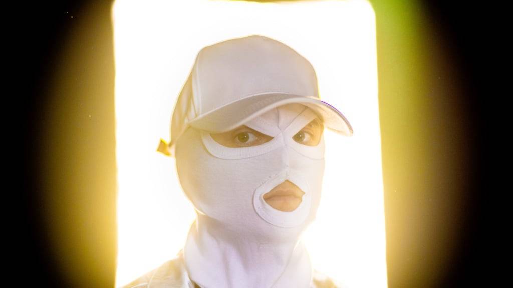 Die Autorin, Bloggerin, Musikerin und Künstlerin Jessica Jurassica setzt sich in ihrem neuen Buch «Gaslicht» eindringlich mit Gewalt und Traumata auseinander. In der Öffentlichkeit tritt sie stets mit Sturmmaske und unter diesem Pseudonym auf.