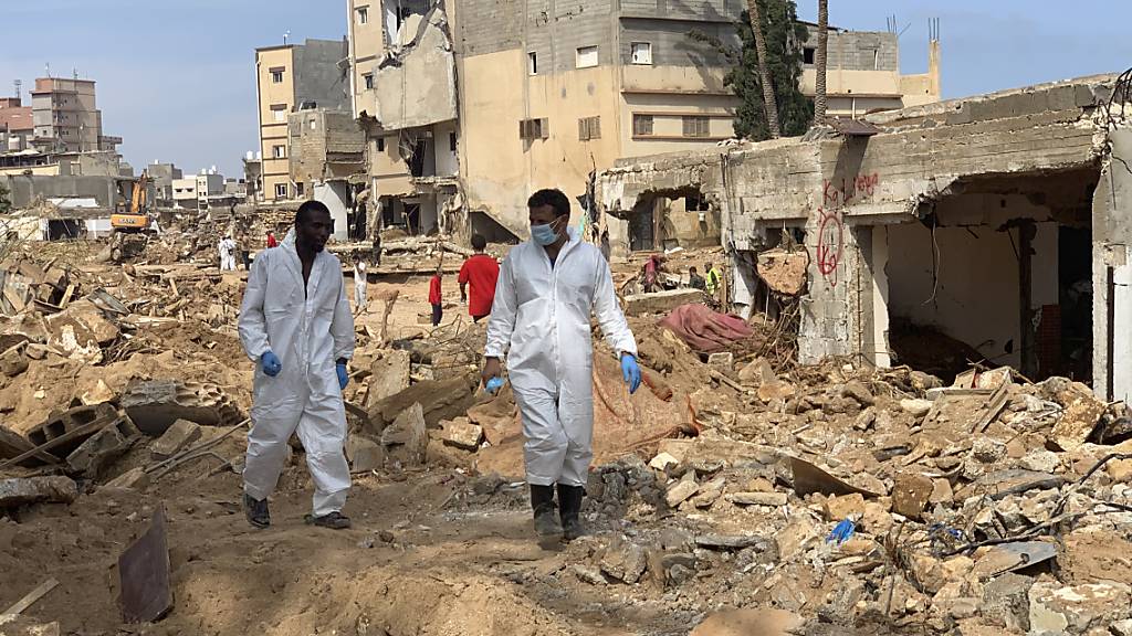 Suchmannschaften durchkämmen Straßen, zerstörte Gebäude und sogar das Meer, um nach Leichen in Darna zu suchen, wo der Einsturz zweier Dämme eine gewaltige Sturzflut ausgelöst hatte. Foto: Yousef Murad/AP/dpa