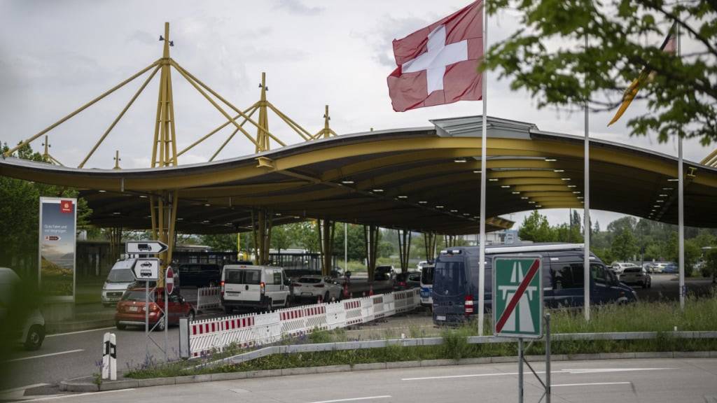 Mitarbeiter des Bundes entdeckten am Autobahn-Grenzübergang bei Kreuzlingen gefälschte Zigaretten. (Archivbild)