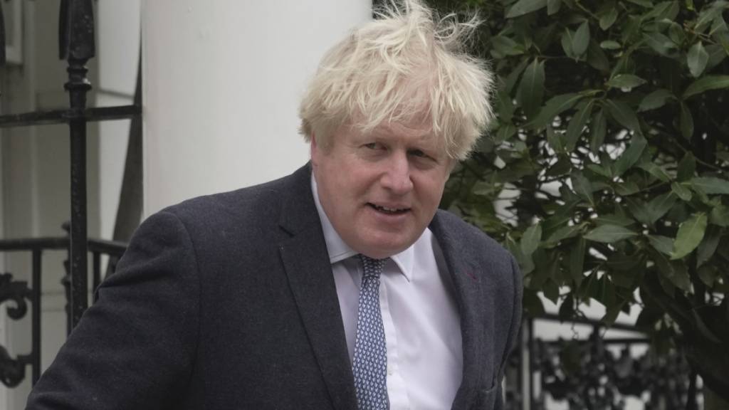 ARCHIV - Boris Johnson, ehemaliger Premierminister von Großbritannien, verlässt sein Haus. Foto: Kin Cheung/AP/dpa