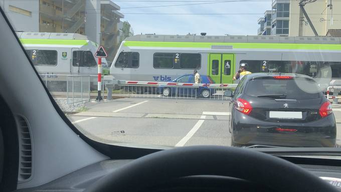 Auto bleibt auf Bahnübergang in Littau stecken