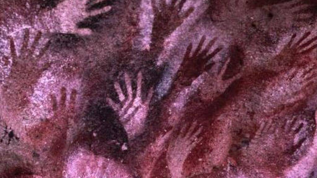 Handabdrücke aus der Cueva de las Manos in Argentinien (9000 bis 13'000 Jahre alt). Die Vervielfältigung eines Gens vor rund 282'000 Jahren unterscheidet den Homo sapiens von anderen Hominiden, scheint aber das Risiko für gefährlichen Erbgut-Veränderungen mit sich zu bringen. (Symbolbild)