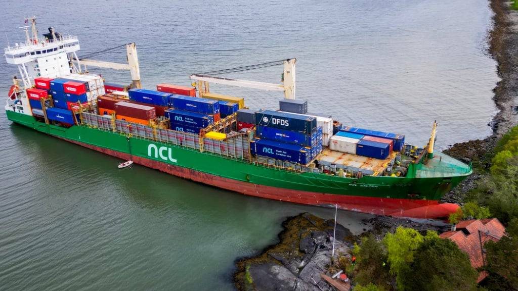 dpatopbilder - Ein 135 Meter langes Containerschiff ist in der Nacht zum  22. Mai im Trondheimsfjord bei Byneset auf Grund gelaufen und hätte beinahe ein Haus gerammt. Foto: Jan Langhaug/NTB/dpa