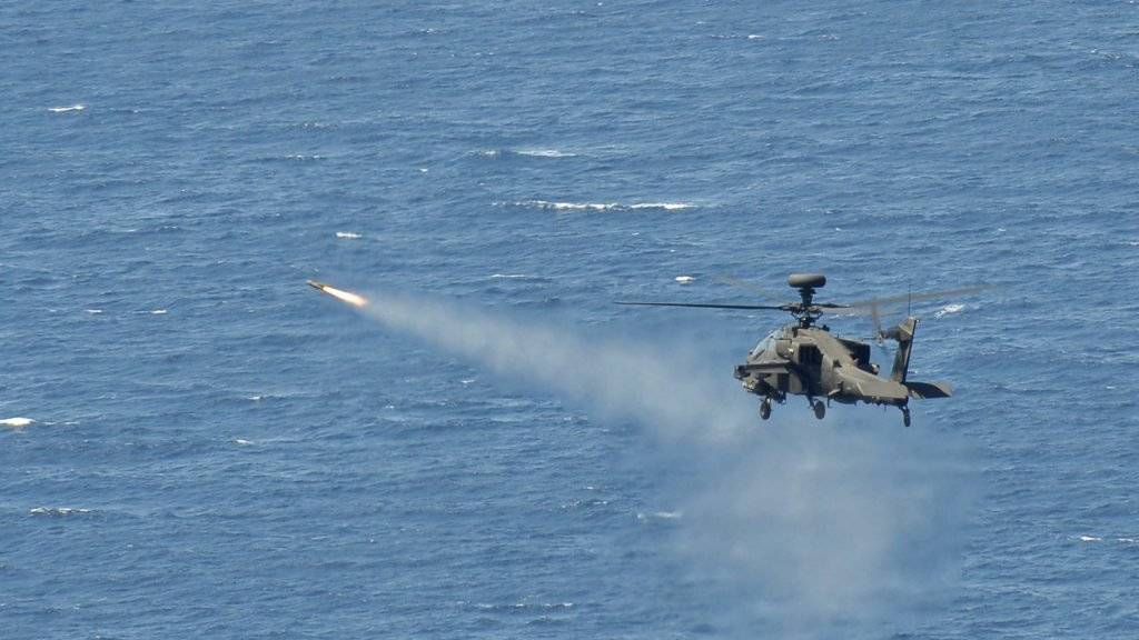 Hellfire-Raketen können von Helikoptern aus abgefeuert werden - hier von einem britischen Apache-Kampfhelikopter. (Archivbild)