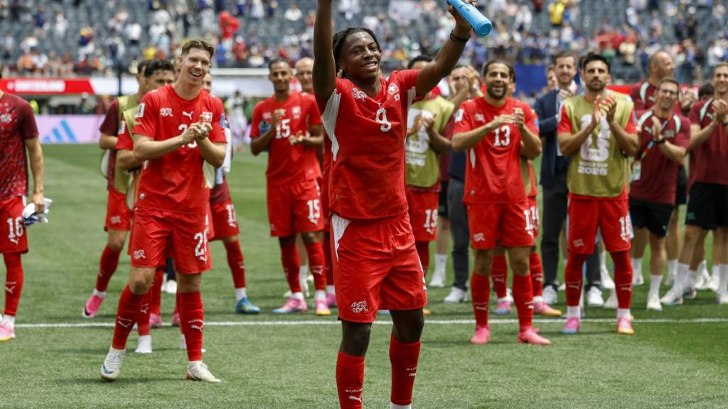 Johan Manzambi lässt sich von den Schwiezer Fans in Inglewood feiern