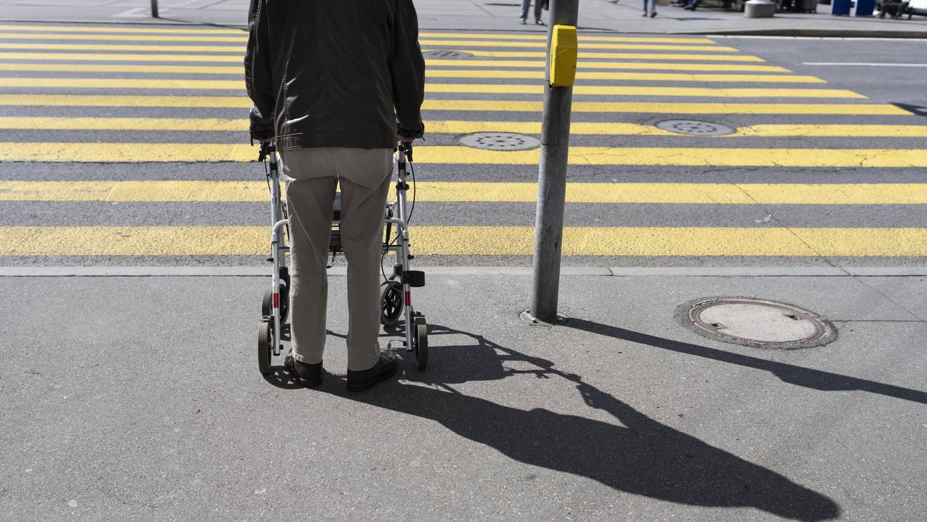 Ein 87-jähriger Mann ist in Therwil auf einem Fussgängerstreifen angefahren worden. (Symbolbild)