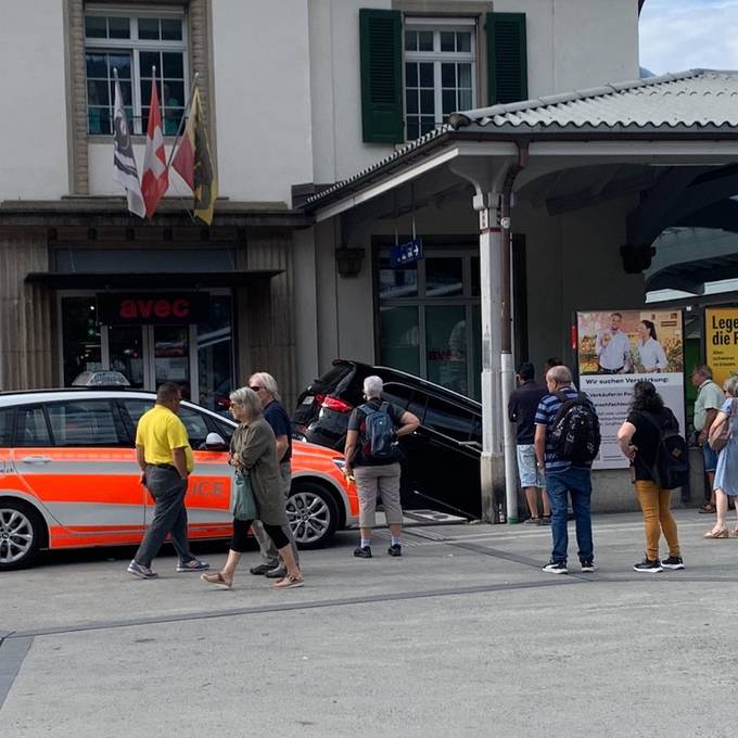 Alle Jahre wieder: Auto landet beim Bahnhof Interlaken auf Treppe