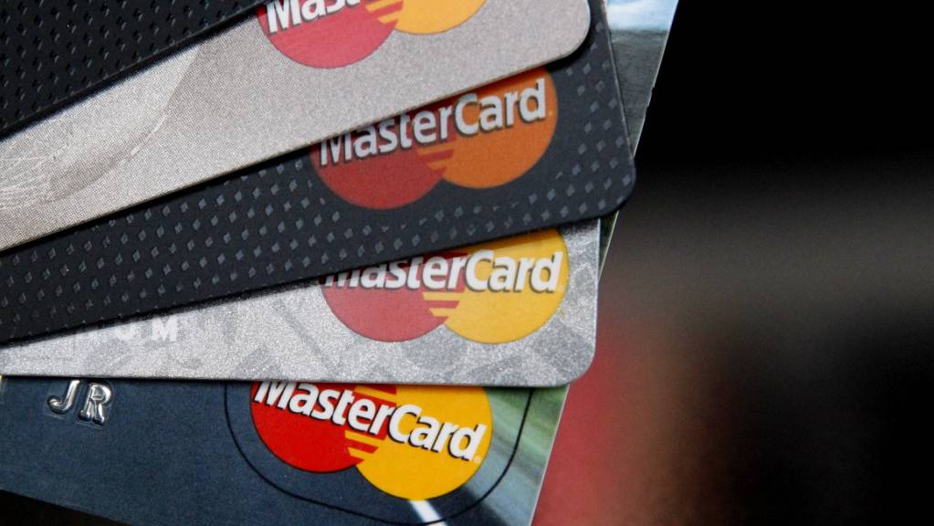 Der Kreditkartenanbieter soll den Bargeldbezug behindert haben. (Archivbild)