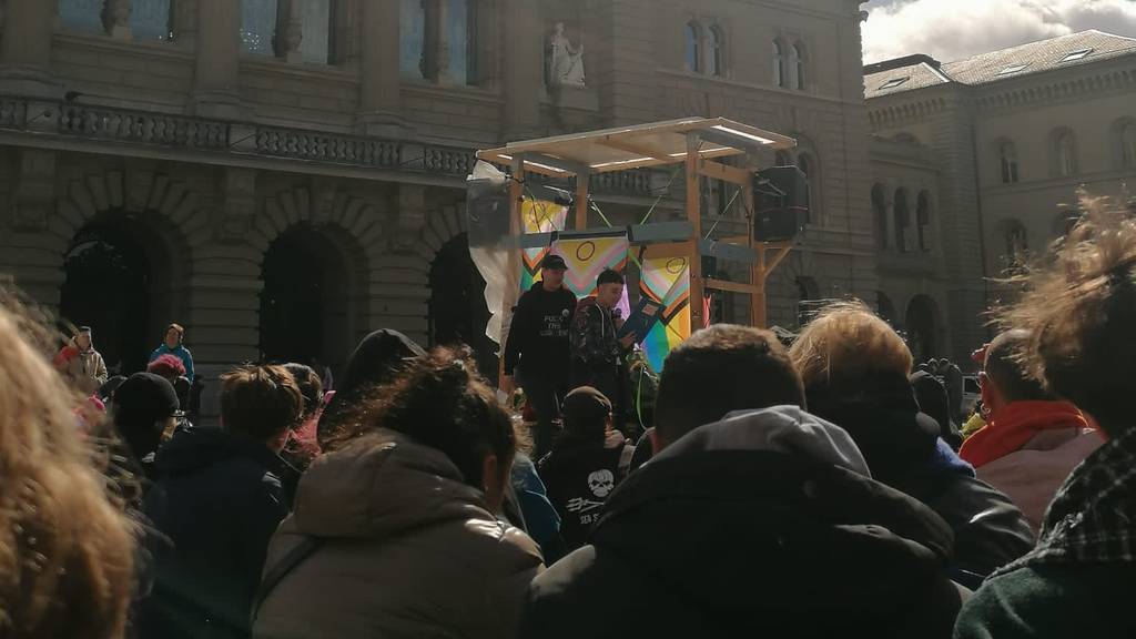 Rund 500 Personen versammelten sich am Samstag auf dem Bundesplatz, um für dritten Geschlechtseintrag zu demonstrieren.