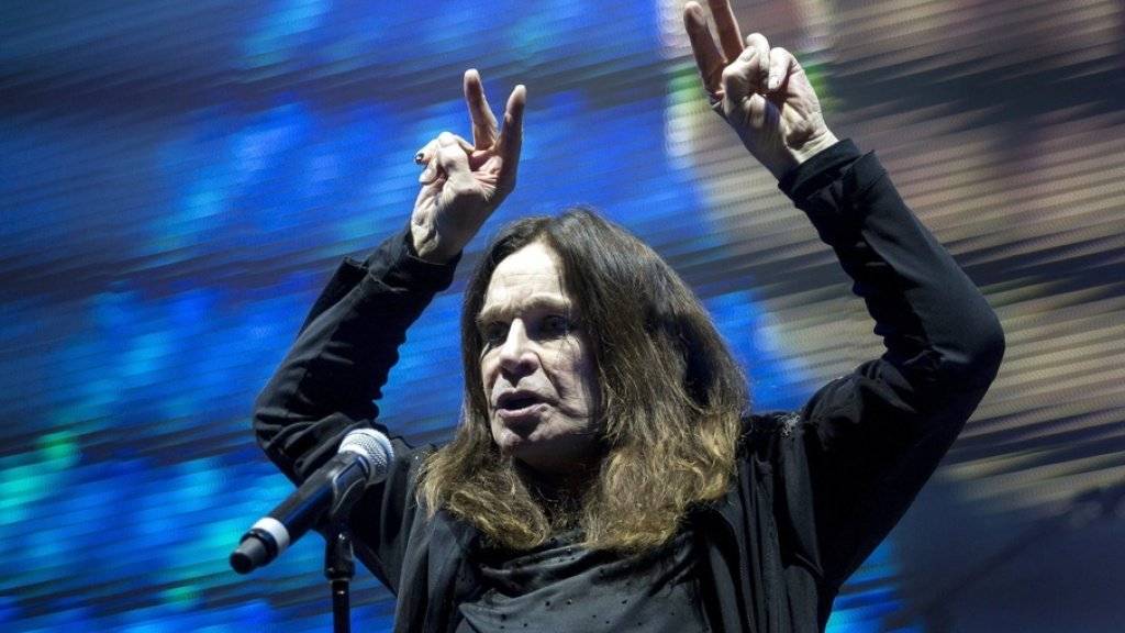 Ozzy Osbourne ist nach eigenen Angaben am Boden zerstört: Wegen einer Erkrankung muss der Rocker seine Europa-Tournee, und somit auch das Konzert in Zürich, absagen. (Archivbild)