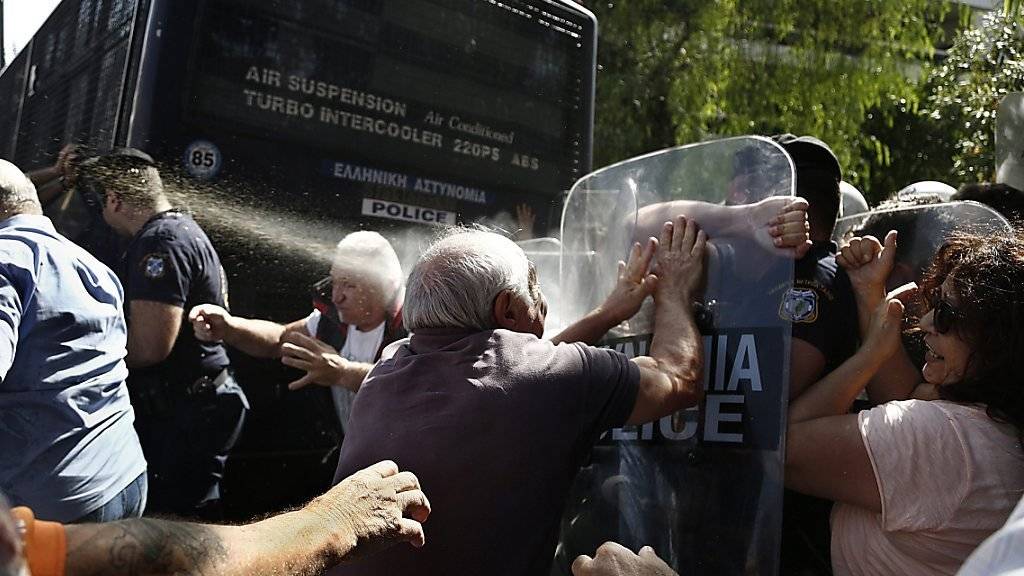 Bei Protesten von Pensionierten in Athen setzt die Polizei Tränengas ein, nachdem die Demonstranten versucht haben, ein Polizeiauto umzuwerfen. Die Regierung rechnet derweil mit mehr Wirtschaftswachstum 2017.