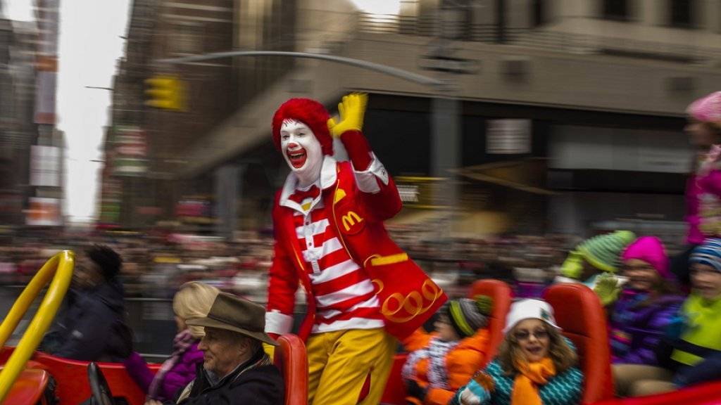 Der Clown ist das Maskottchen von McDonalds. Der US-Fast-Food-Riese zieht die Clowns nun für einige Zeit weitgehend aus der Öffentlichkeit zurück. (Archiv)