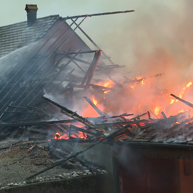Flammeninferno in Günsberg: Bauernhof niedergebrannt