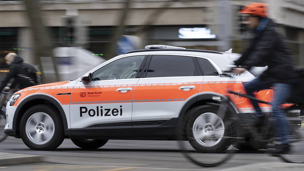 Die Stadtpolizei Zürich konnte fünf Männer festnehmen, die verdächtigt werden, eine Person verletzt zu haben. (Symbolbild)
