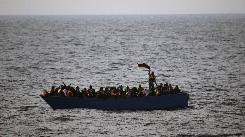 Flüchtlinge in einem Holzboot vor der libyschen Küste. Von Libyen aus wagen die meisten Flüchtlinge die Fahrt über das Mittelmeer nach Europa. (Archiv)