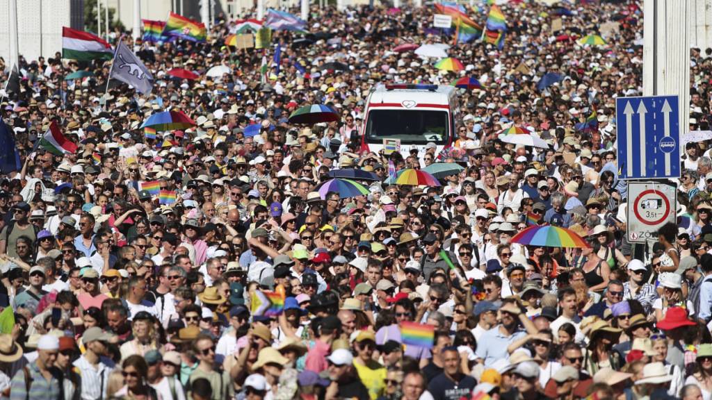 Teilnehmer des Pride-Marsches in Budapest überqueren die Elisabeth-Brücke. Foto: Rudolf Karancsi/AP/dpa