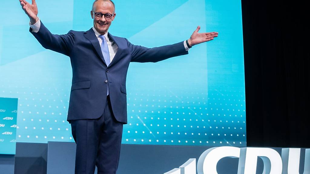 Friedrich Merz, CDU Bundesvorsitzender, nimmt nach seiner Rede beim CDU-Bundesparteitag den Beifall entgegen. Foto: Michael Kappeler/dpa