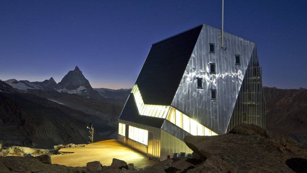 Die Monte-Rosa-Hütte des Schweizer Alpen-Clubs SAC am Gornergletscher bei Zermatt.