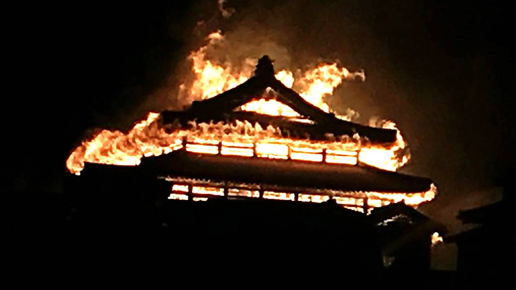 Weltkulturerbe in Flammen: Das Hauptgebäude der Burg Shuri im südjapanischen Ferienparadies Okinawa stand in der Nacht zum Donnerstag im Vollbrand.