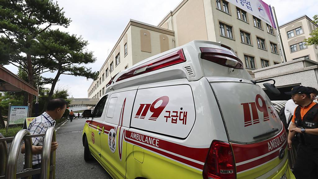 Ein Krankenwagen fährt auf das Gelände der  Songchon High School in Daejeon. Foto: Kim Jun-beom/Yonhap/AP