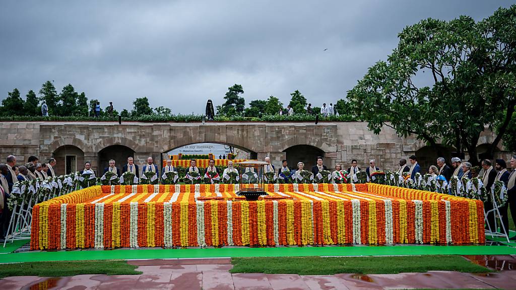 dpatopbilder - Die Staatsoberhäupter und Regierungschefs stehen zum Abschluss des G20-Gipfels an der Mahatma-Gandhi-Gedenkstätte Raj Ghat an Kränzen. Foto: Kay Nietfeld/dpa