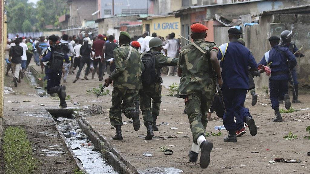 Sicherheitskräfte vertreiben Demonstranten in Kinshasa.