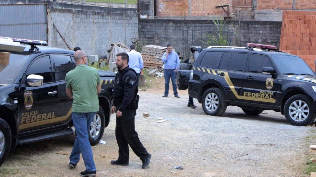 Die Fluchtfahrzeuge wurden nach dem Raub in einem Stadtviertel von Sao Paulo sichergestellt: Sie trugen goldene Aufkleber - ähnlich wie jene der brasilianischen Bundespolizei.