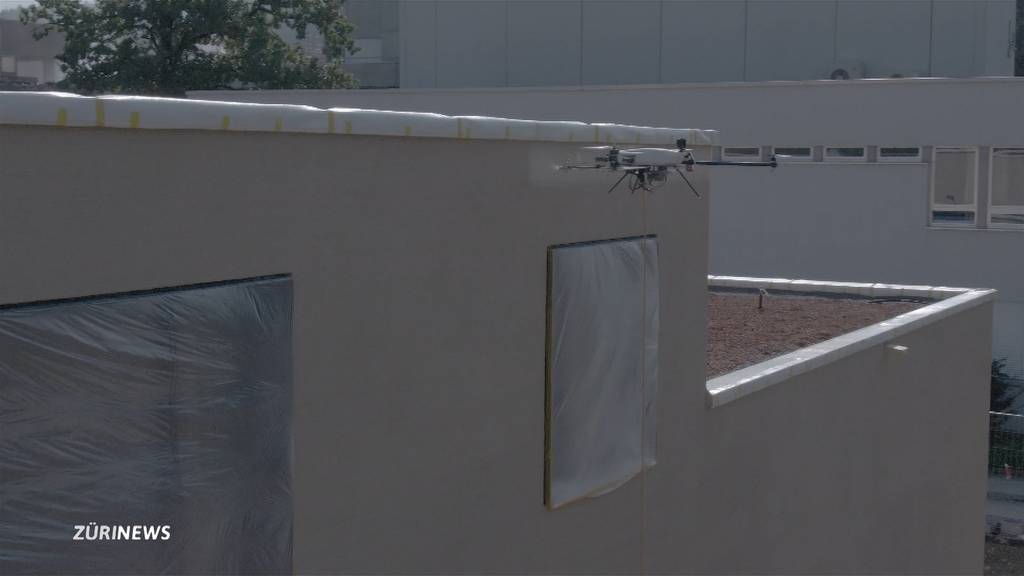 ETH-Drohne bemalt Fassade des Spitals Limmattal