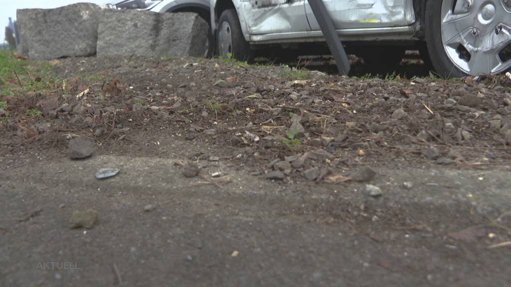 Totalschäden: 2 heftige Selbstunfälle in Dietwil