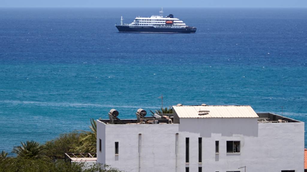 dpatopbilder - Das Kreuzfahrtschiff «Hondius» liegt im Hafen von Praia, Kap Verde, vor Anker. Foto: Arilson Almeida/AP/dpa