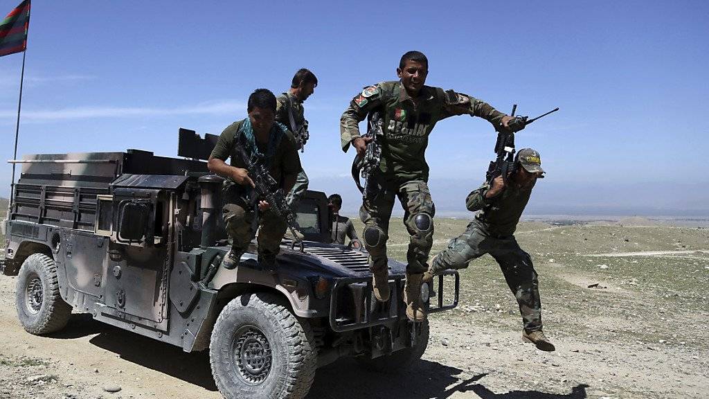 Afghanische Soldaten bei einem Einsatz. Afghanistan und die USA bestätigten, dass der Anführer der Terrormiliz IS in Afghanistan getötet worden ist. (Archiv)