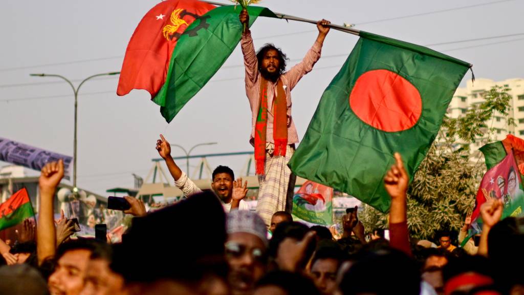ARCHIV - Anhänger der Bangladesh Nationalist Party (BNP) jubeln während einer Wahlkundgebung ihres Parteivorsitzenden Rahman. Foto: Mahmud Hossain Opu/AP/dpa
