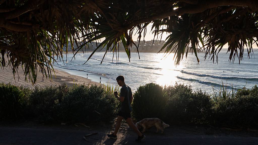 Beachgoers are seen at Bondi Beach during sunrise in Sydney, Monday, September 18, 2023. The weather bureau has issued heatwave warnings for parts of southern and coastal NSW, as temperatures reach 33C in Sydney and 34C out west. (AAP Image/Flavio Brancaleone) NO ARCHIVING