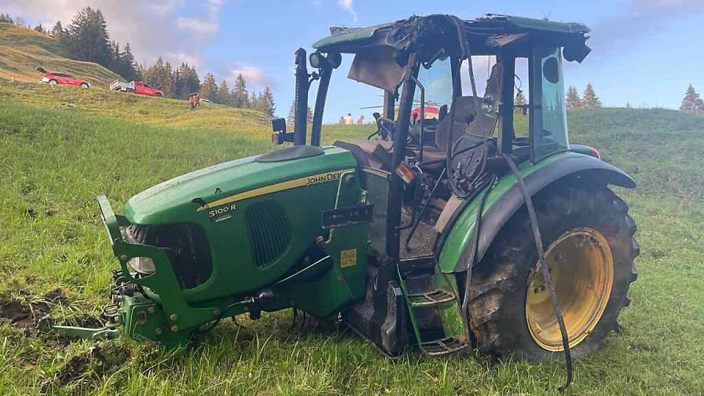 In Siebnen SZ kam am Samstagabend ein Traktor von der Strasse ab. Der Fahrer wurde dabei erheblich verletzt.