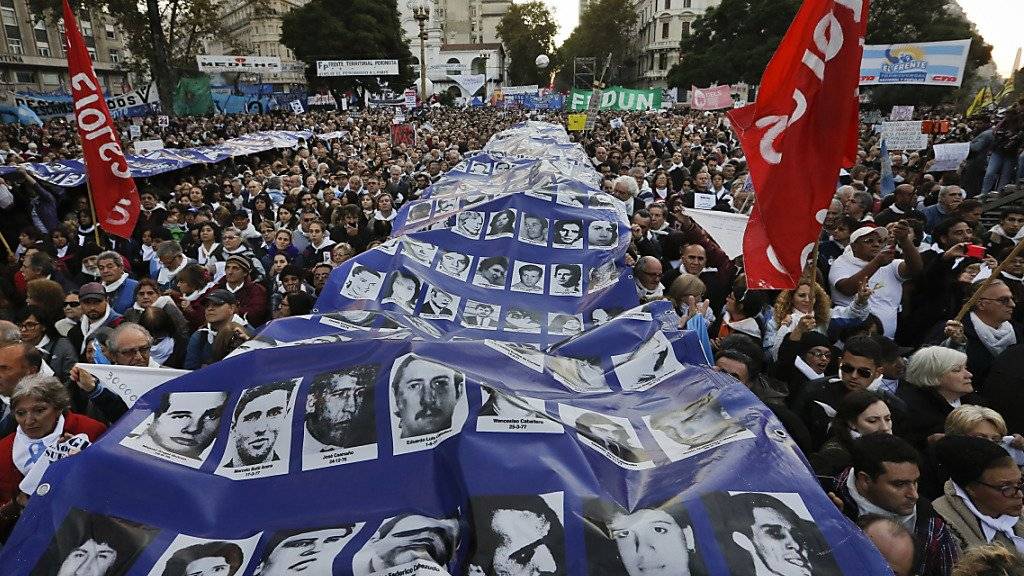 Grossprotest gegen ein Urteil des Obersten Gerichtshofs in Buenos Aires: Militär-Schergen sollen künftig keine Strafmilderung mehr erhalten.