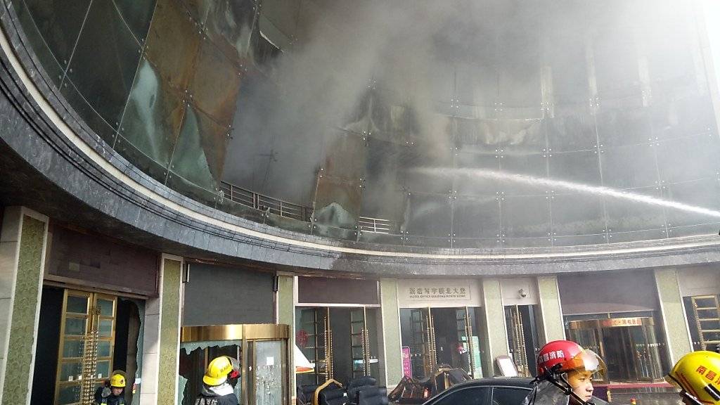 Löscharbeiten beim Brand in dem Hotel in Nanchang