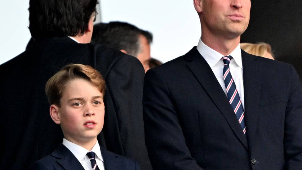 Prinz George und sein Vater William, Prinz von Wales, auf der Tribüne des Fussball-EM-Endspiels Spanien gegen England Mitte Juli in Berlin. (Archivbild)