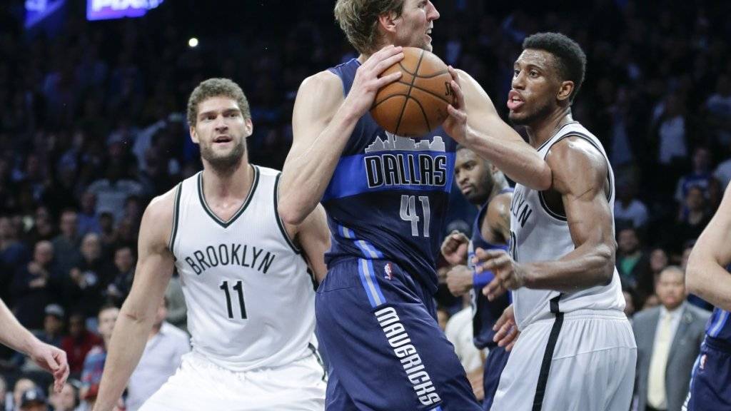 Dirk Nowitzki setzt sich gegen die Verteidigung der Brooklyn Nets energisch durch