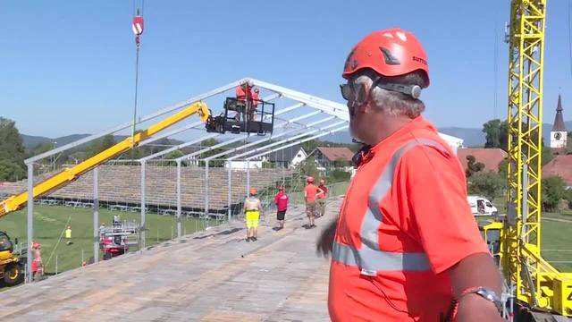 So aufwändig ist der Aufbau der Tribüne