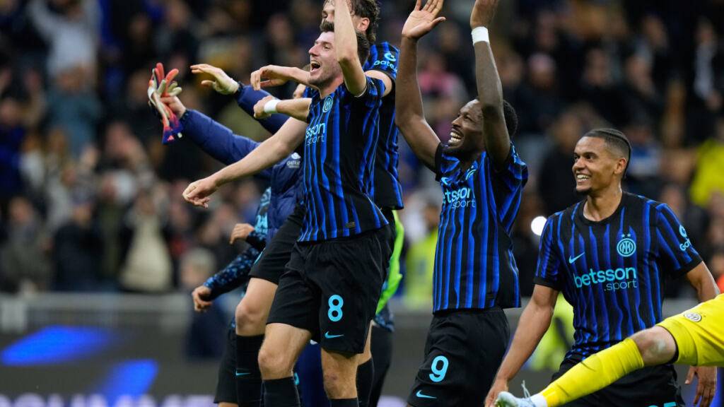 Manuel Akanji (rechts) und seine Teamkollegen von Inter Mailand nach dem Einzug in den Cupfinal im Freudentaumel