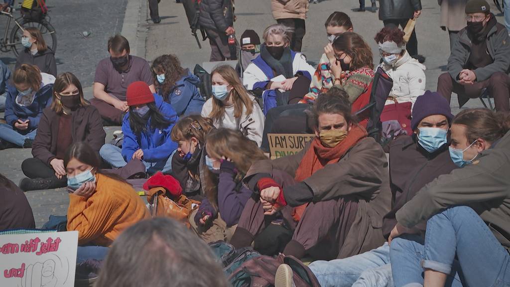 Sitzstreik fürs Klima: Jungedliche kämpfen für ihre Zukunft