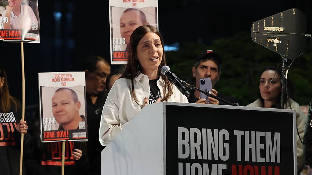 Nachdem Hamas-Kämpfer am 7. Oktober in Israel ein Massaker angerichtet, Frauen vergewaltigt und über hundert Menschen, darunter Kinder, nach Gaza verschleppt hatten, forderten Angehörige in Israel immer wieder die Freilassung aller Geiseln. (Aufnahme vom 30. Dezember in Tel Aviv)