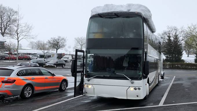 Mit 40 cm Schnee auf dem Dach auf der A2